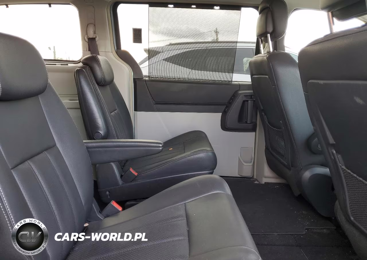 2010 Chrysler Town & Country Touring Plus VIN:2A4RR8D17AR415803 - 11