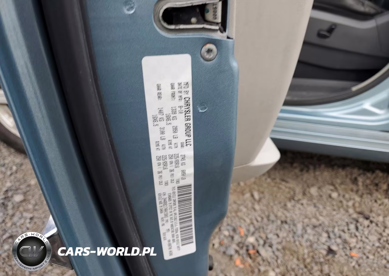2010 Chrysler Town & Country Touring Plus VIN:2A4RR8D17AR415803 - 13
