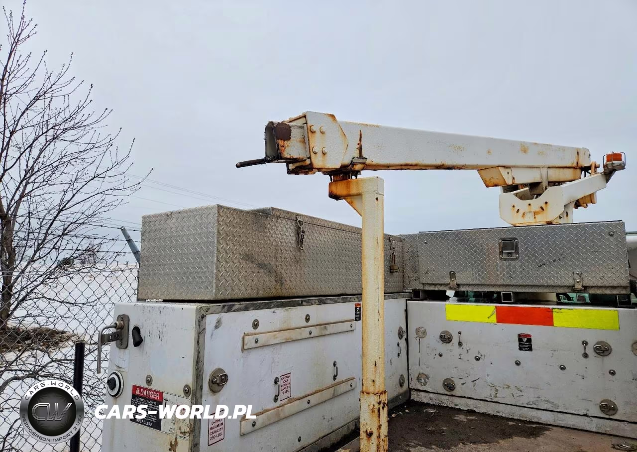 2015 Ford E150 Bucket Truck VIN:1FDUF4HY9FEA16996 - 9