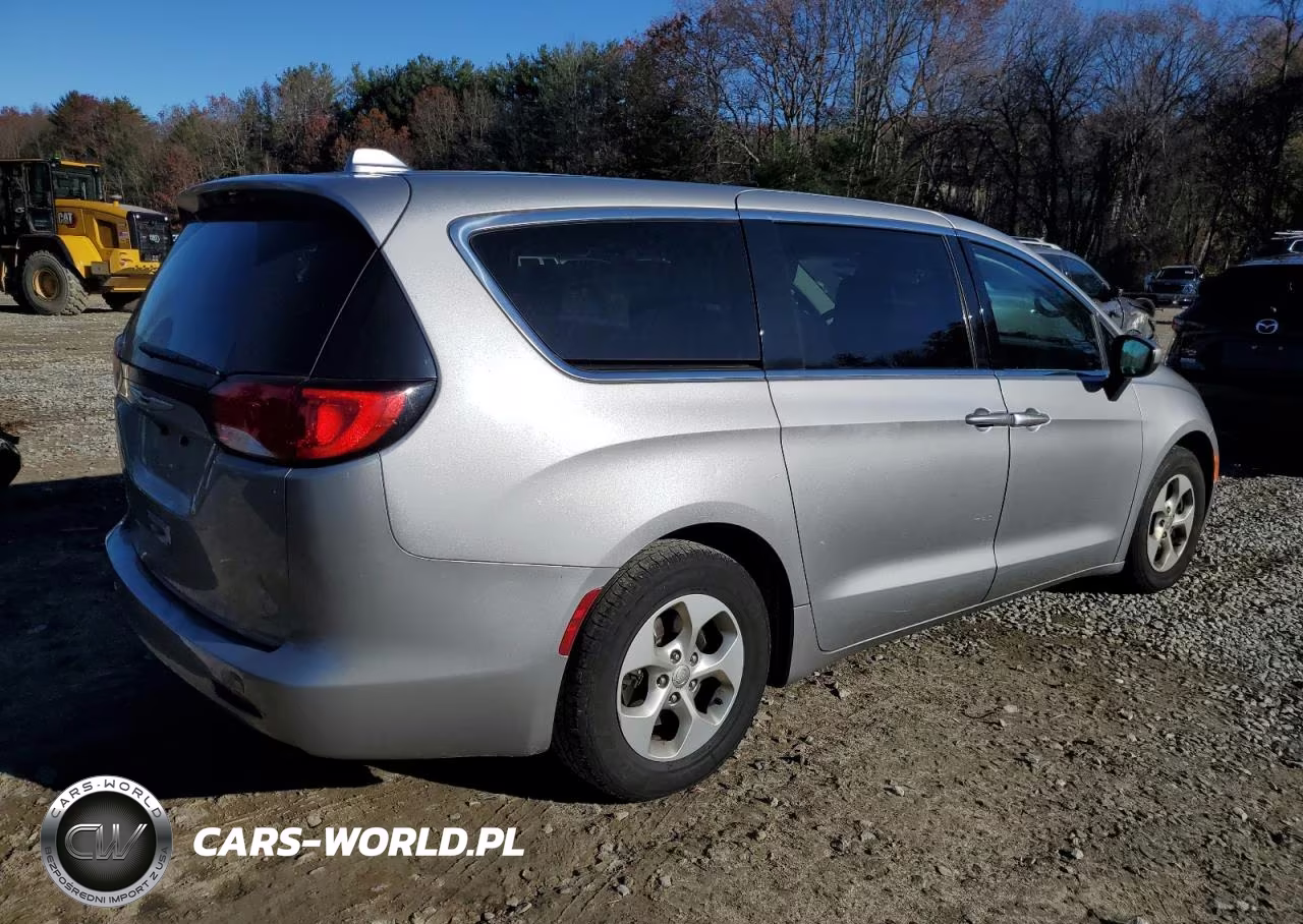 2017 Chrysler Pacifica Lx VIN:2C4RC1CG0HR565864 - 3