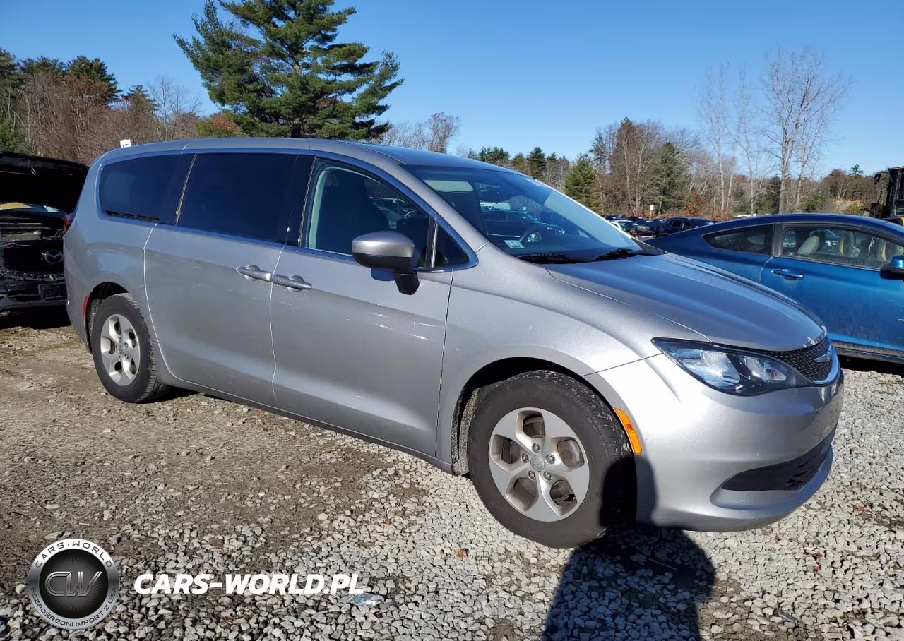 2017 Chrysler Pacifica Lx VIN:2C4RC1CG0HR565864 - 4