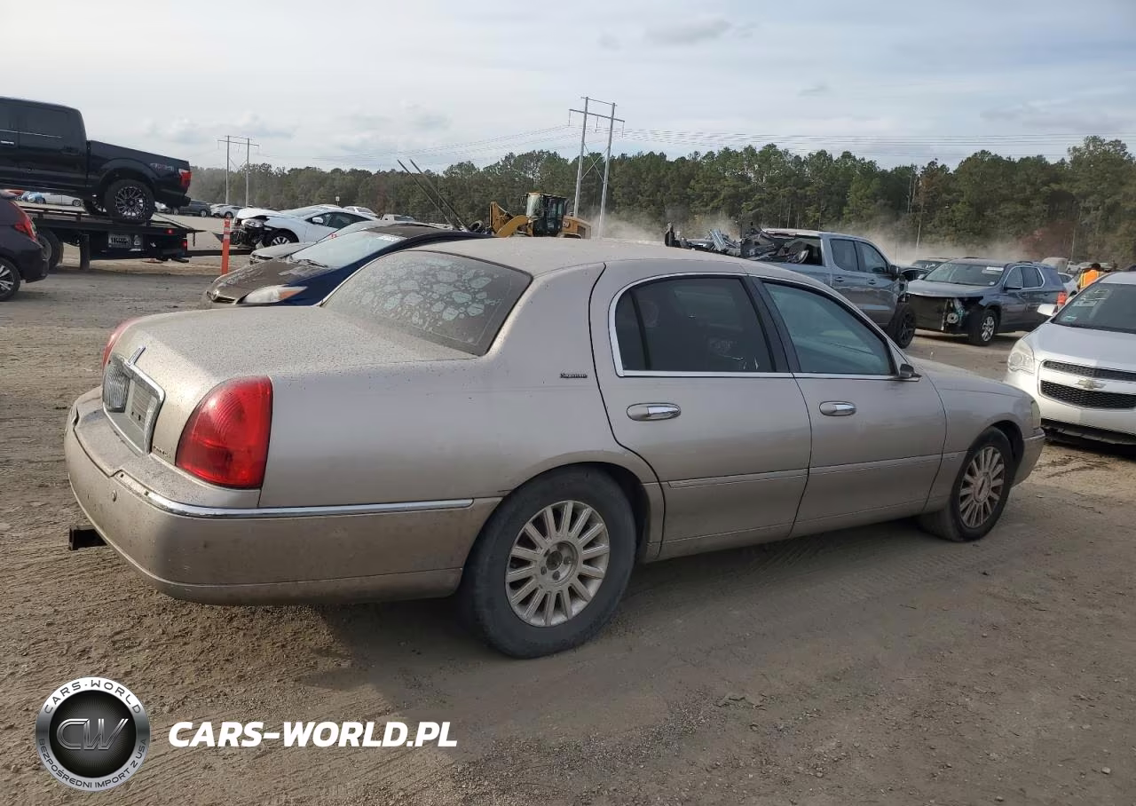 2003 Lincoln Town Car Signature VIN:1LNHM82W23Y649274 - 3