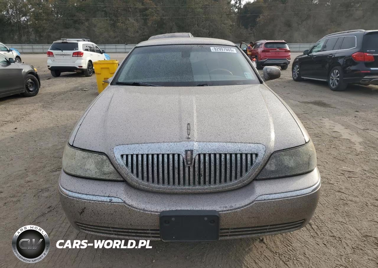 2003 Lincoln Town Car Signature VIN:1LNHM82W23Y649274 - 5