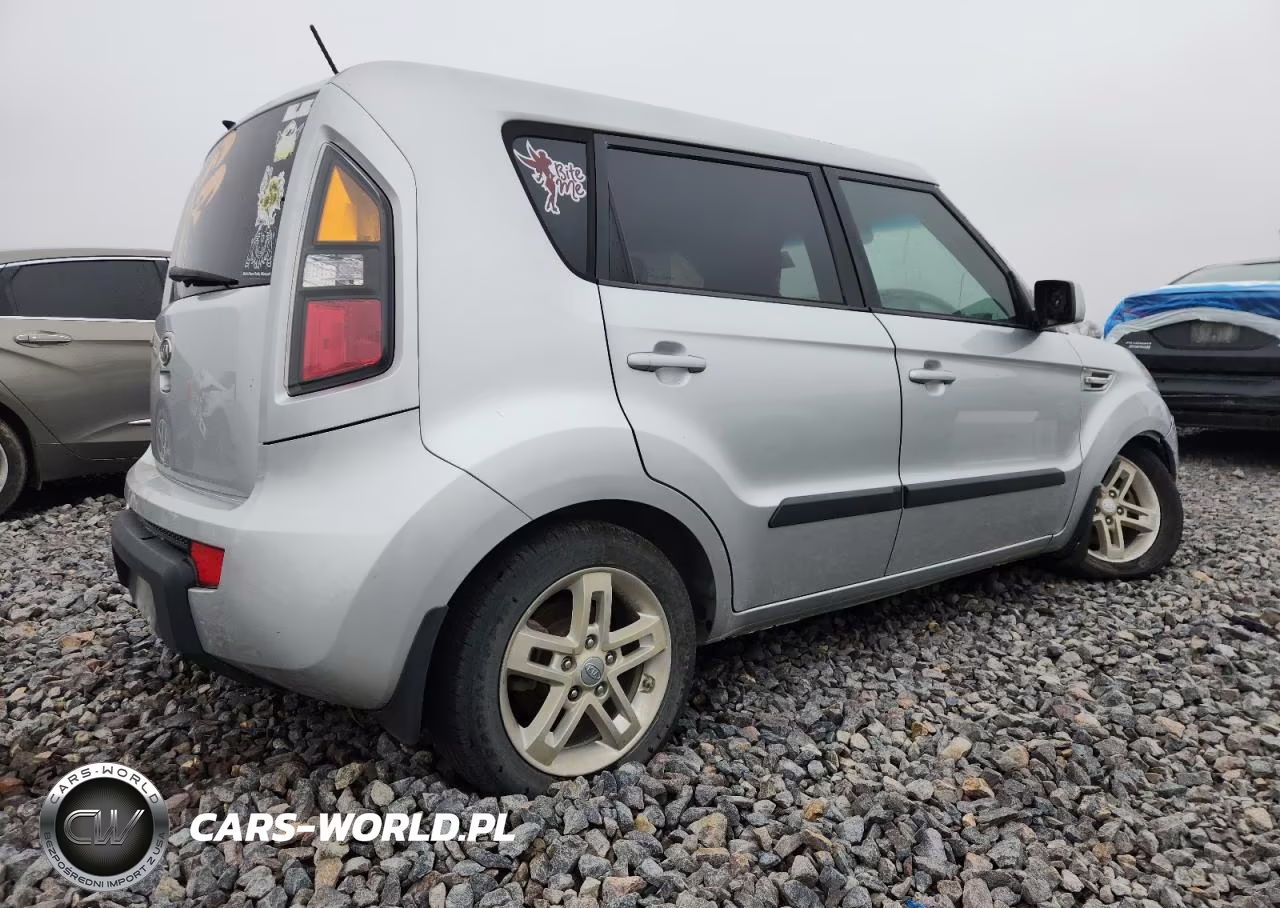 2011 Kia Soul + VIN:KNDJT2A25B7722145 - 3