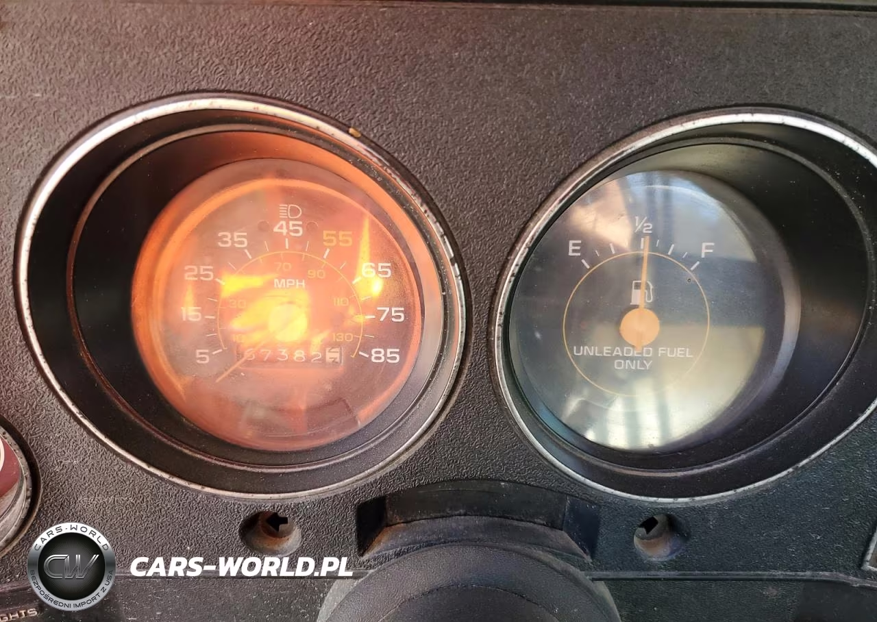 1985 Chevrolet K10 VIN:1GCEK14HXFF343183 - 9