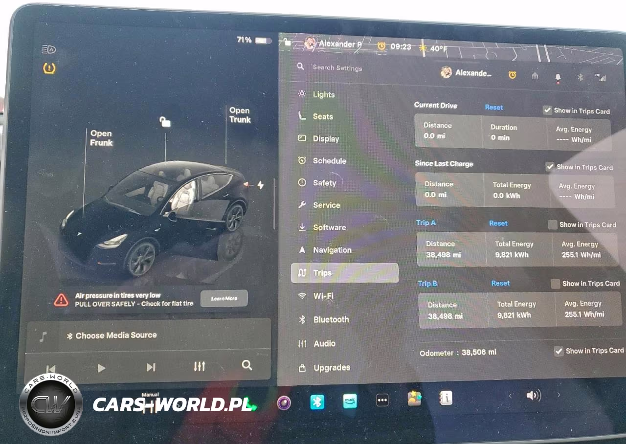 2024 Tesla Model Y VIN:7SAYGDED8RF230355 - 9