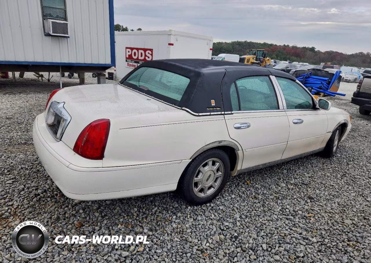 2000 Lincoln Town Car Signature VIN:1LNHM82W5YY864154 - 3