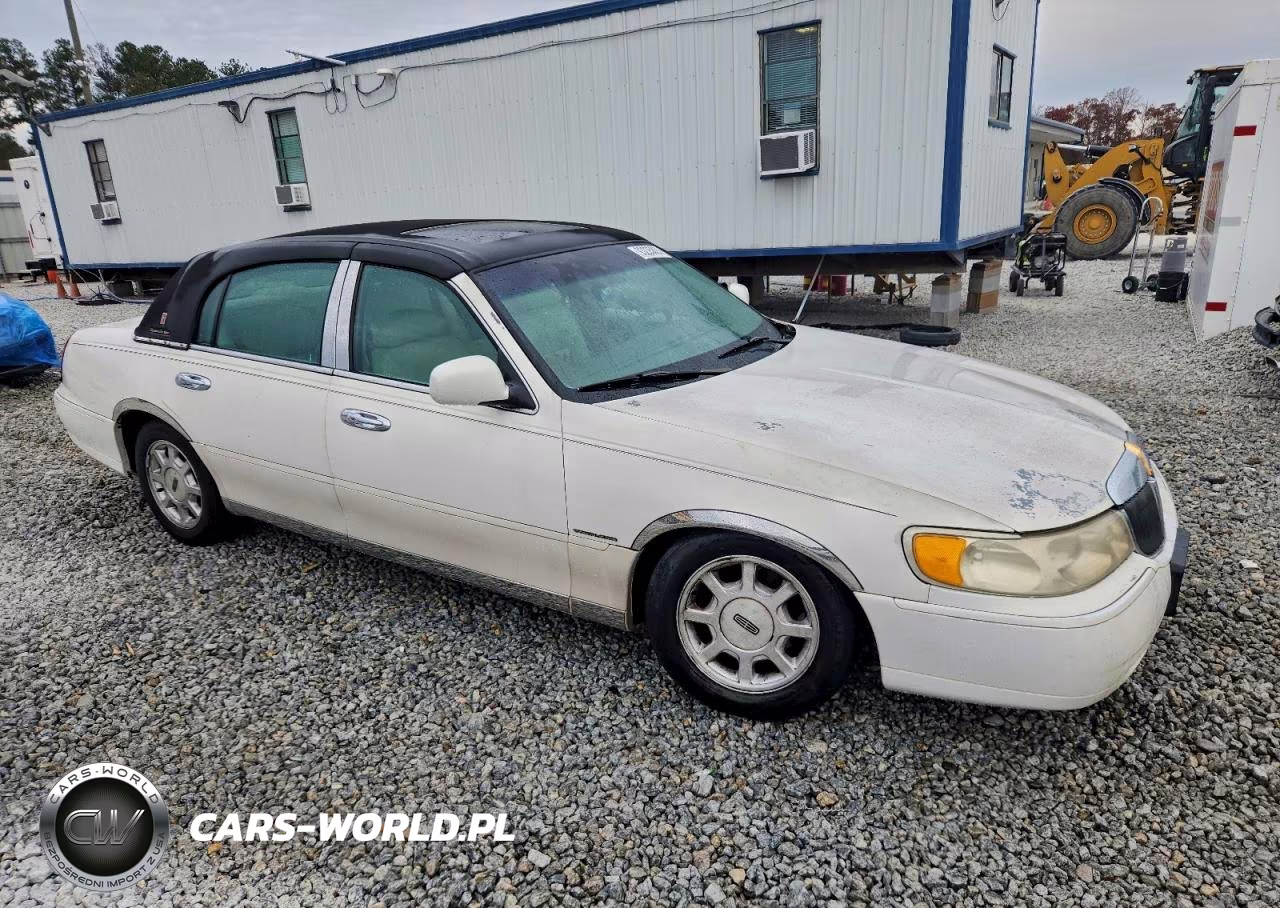 2000 Lincoln Town Car Signature VIN:1LNHM82W5YY864154 - 4
