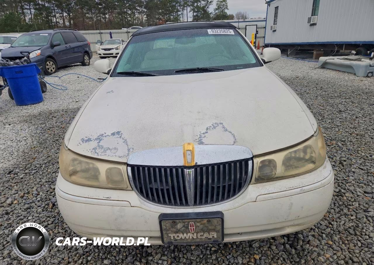 2000 Lincoln Town Car Signature VIN:1LNHM82W5YY864154 - 5