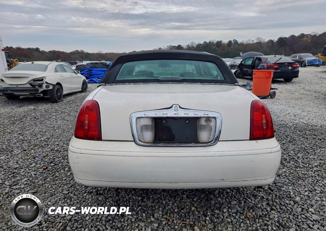 2000 Lincoln Town Car Signature VIN:1LNHM82W5YY864154 - 6