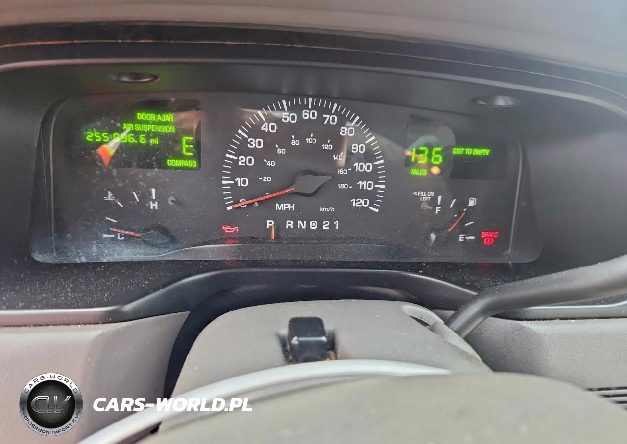 2000 Lincoln Town Car Signature VIN:1LNHM82W5YY864154 - 9