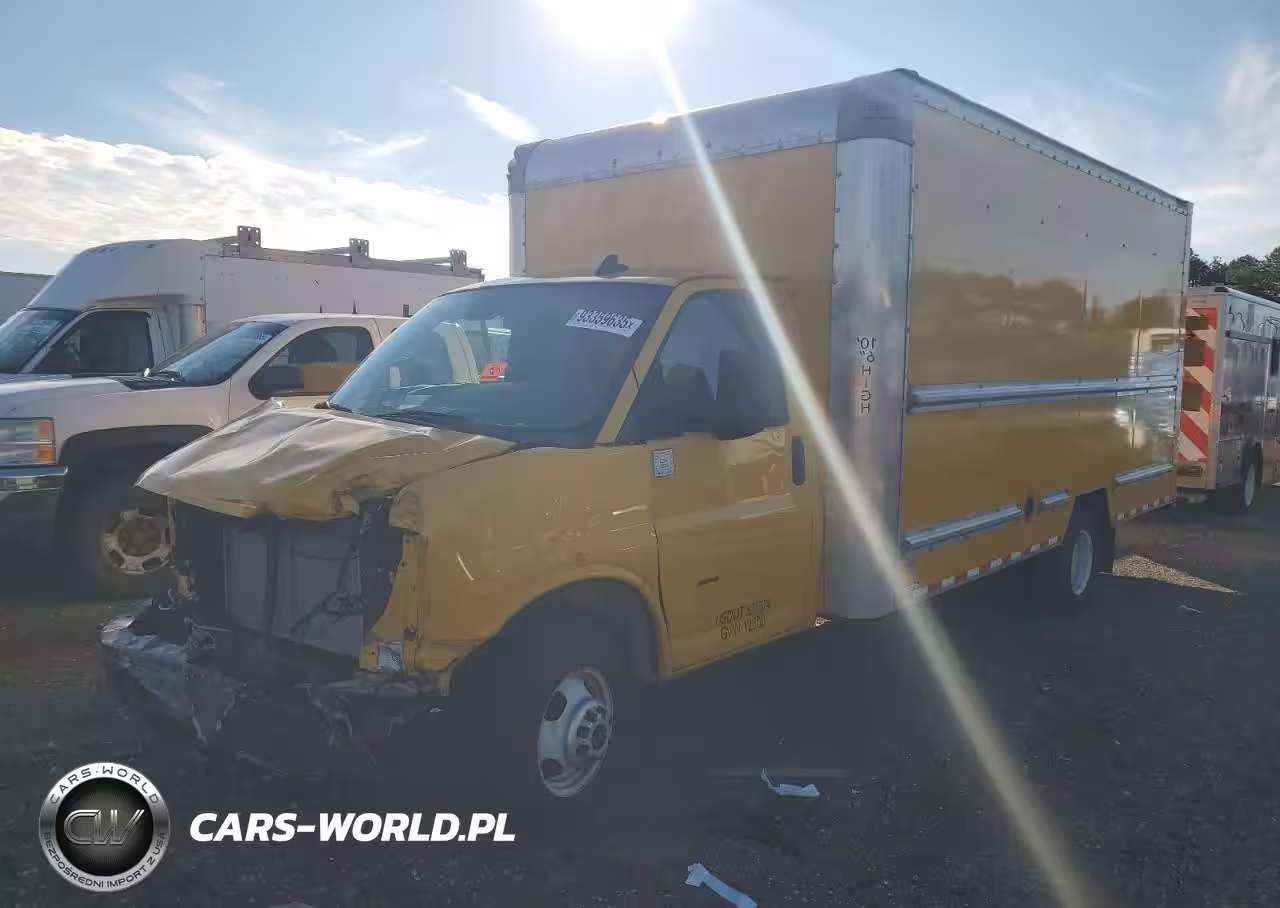 2022 GMC Savana Cut - Box Truck