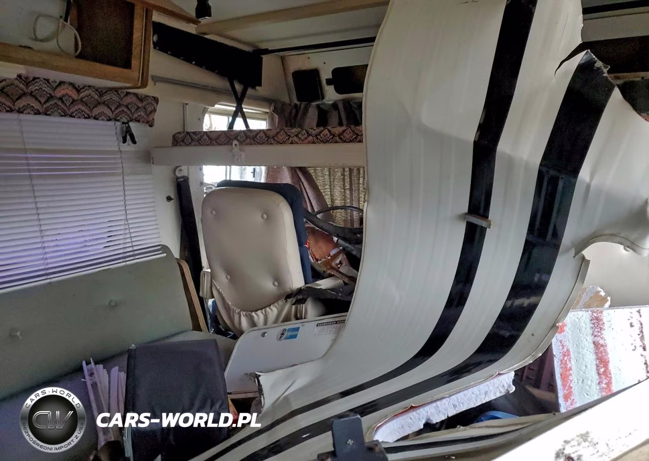 1982 Winnebago Chieftain Recreational Vehicle VIN:1GBJP37W4C3315113 - 5