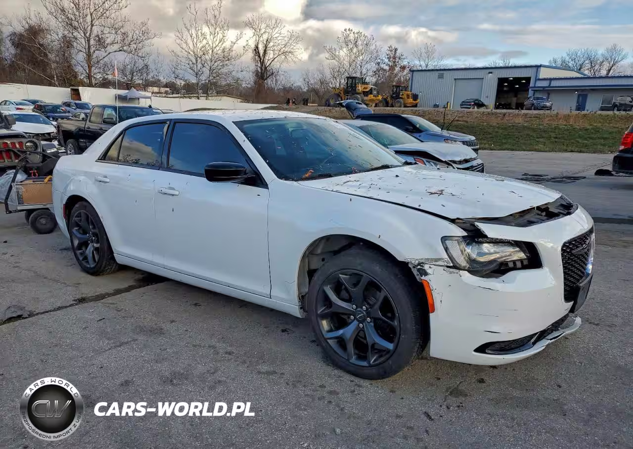 2020 Chrysler 300 Touring VIN:2C3CCAAG4LH193912 - 4
