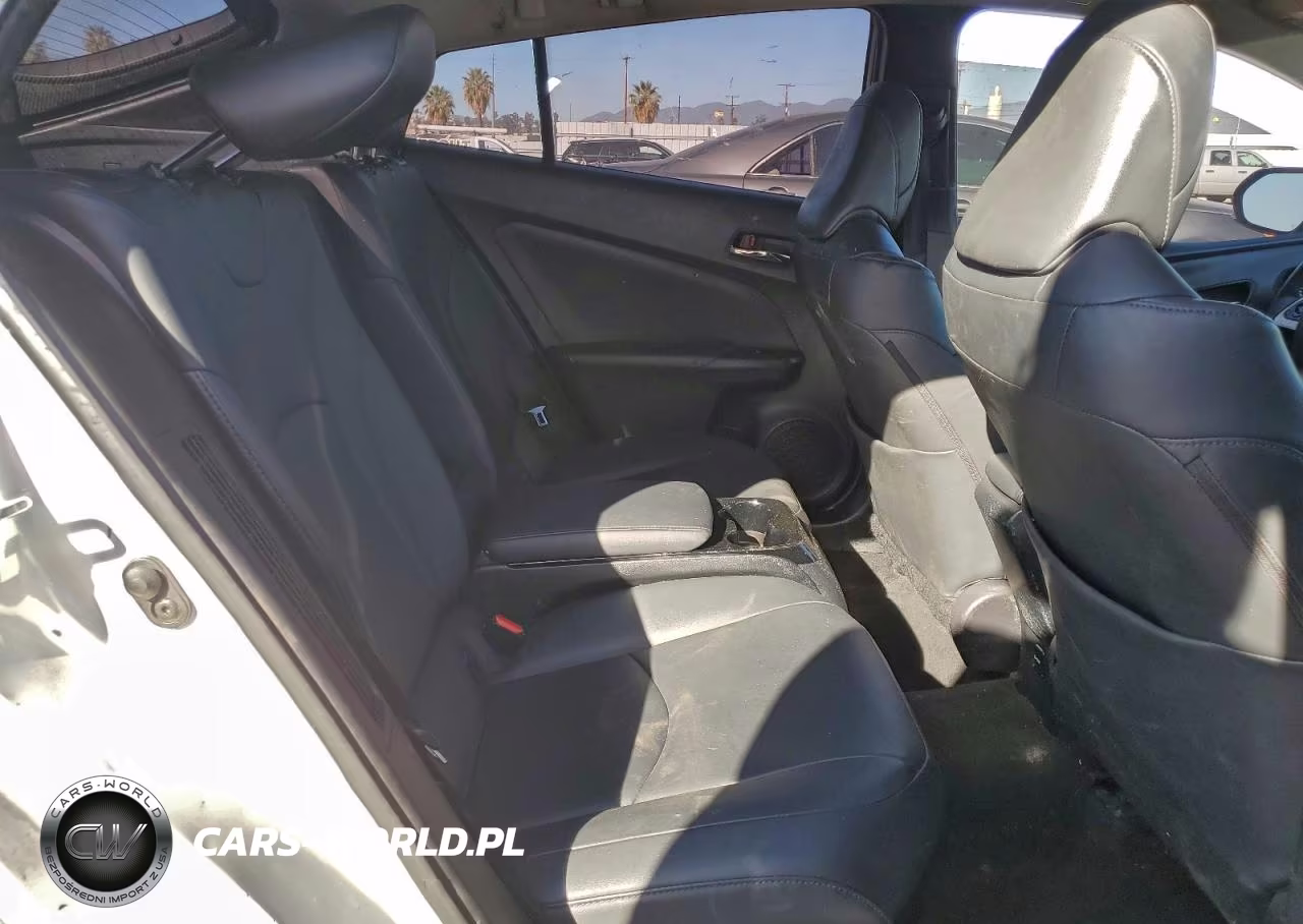 2018 Toyota Prius Prime VIN:JTDKARFP7J3103673 - 10