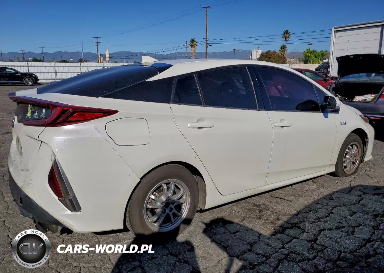 2018 Toyota Prius Prime VIN:JTDKARFP7J3103673 - 3