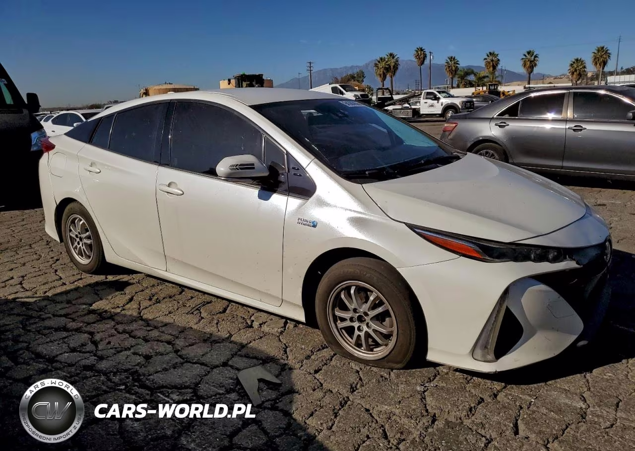 2018 Toyota Prius Prime VIN:JTDKARFP7J3103673 - 4