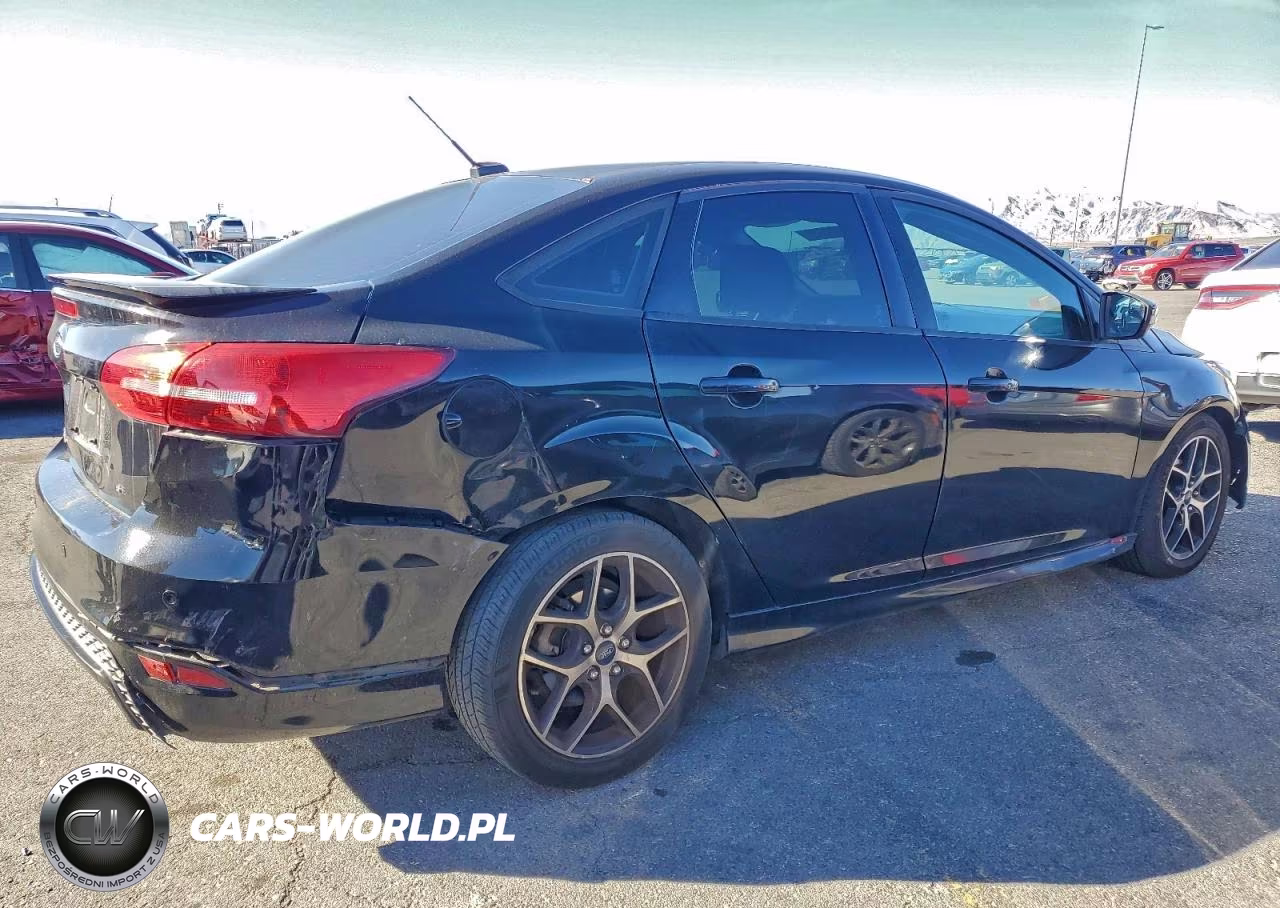 2016 Ford Focus Se VIN:1FADP3F25GL225598 - 3