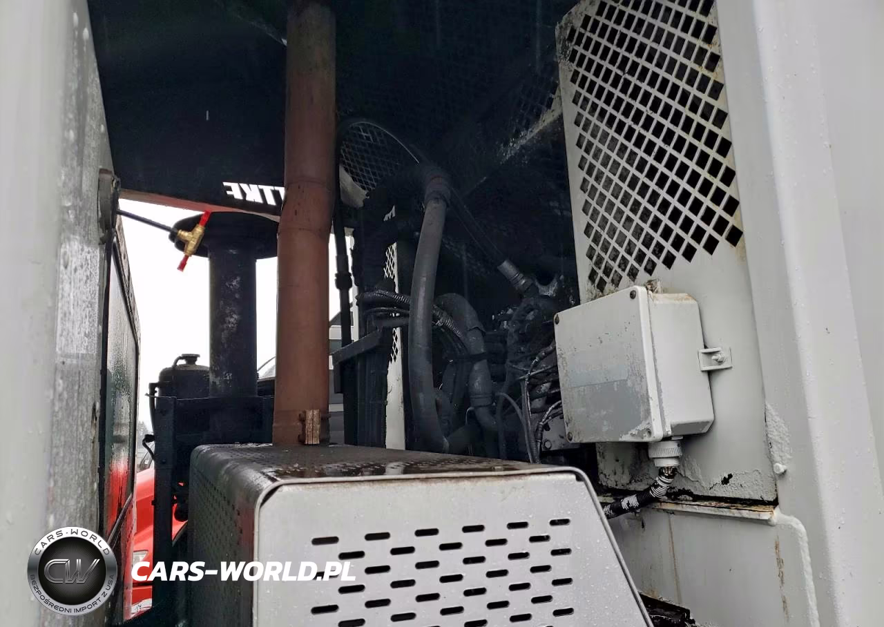 2008 Peterbilt 320 Refuse Truck VIN:3BPZL00X78F718444 - 9
