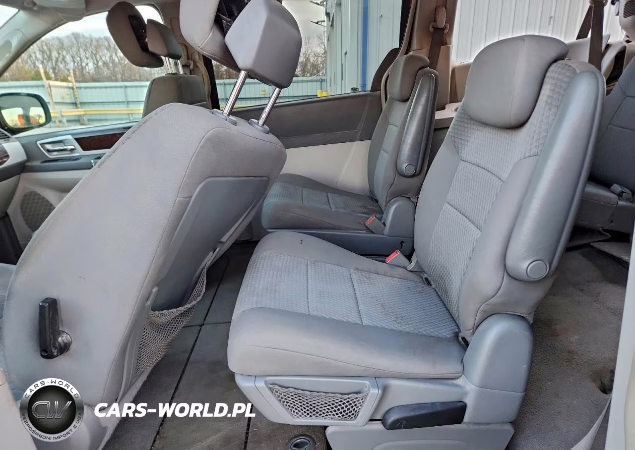 2010 Chrysler Town & Country Touring VIN:2A4RR5D1XAR493720 - 11