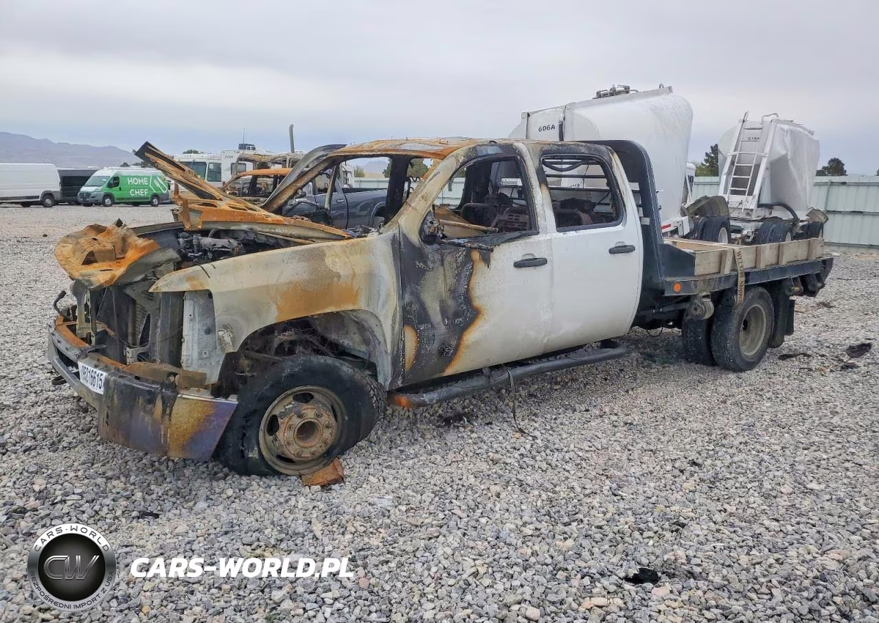 2013 Chevrolet Silverado Flatbed Truck – zdjęcie 1 z 12