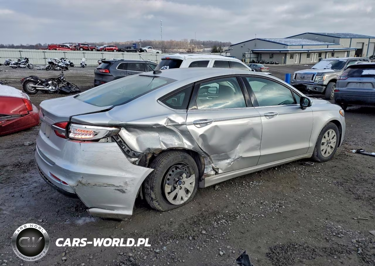 2019 Ford Fusion S VIN:3FA6P0G77KR102154 - 3