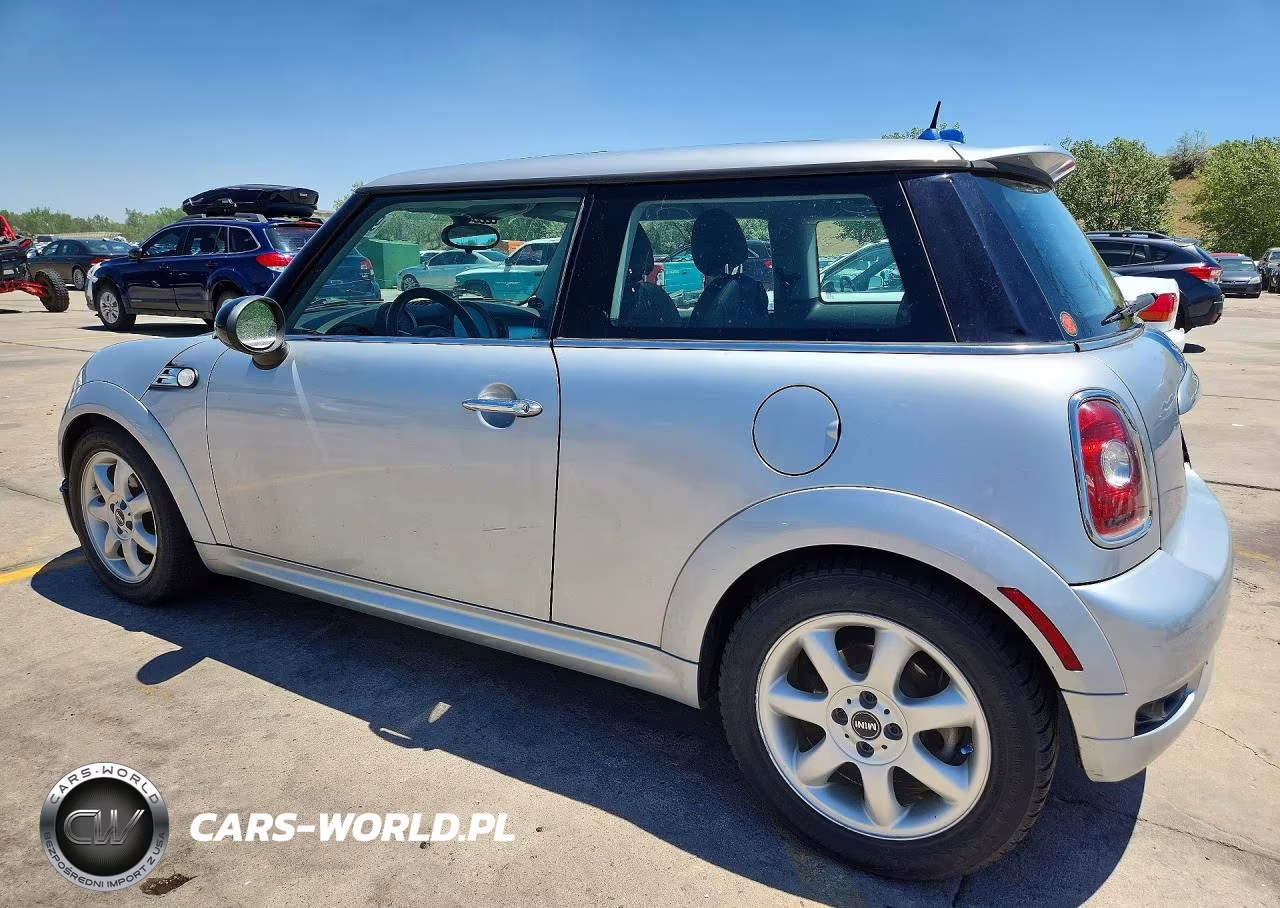 2010 Mini Cooper VIN:WMWMF3C51ATZ28096 - 2