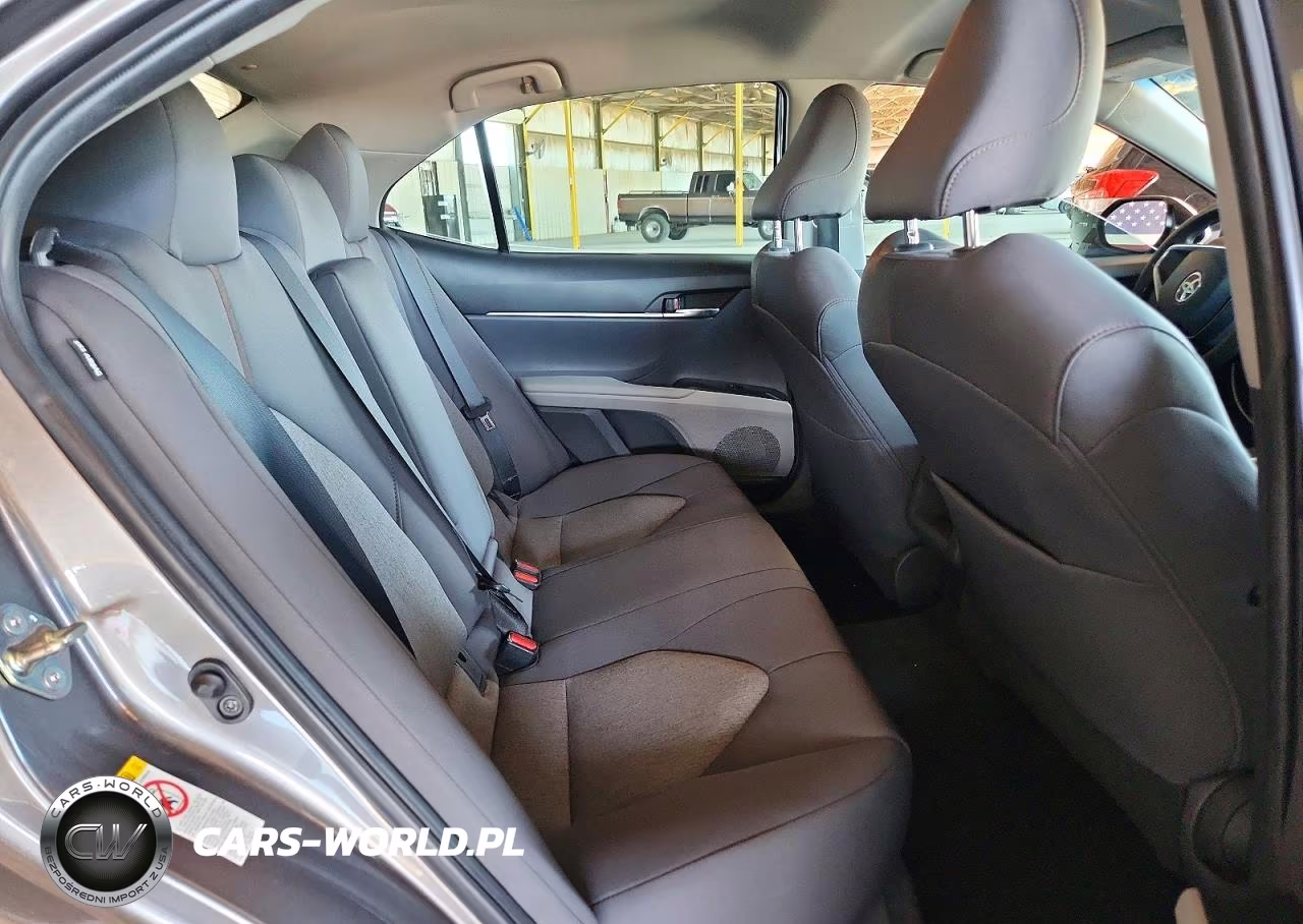 2018 Toyota Camry Le VIN:4T1B11HK0JU101739 - 10