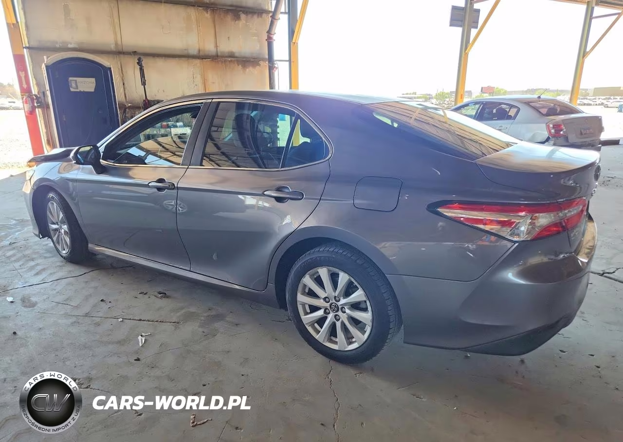 2018 Toyota Camry Le VIN:4T1B11HK0JU101739 - 2
