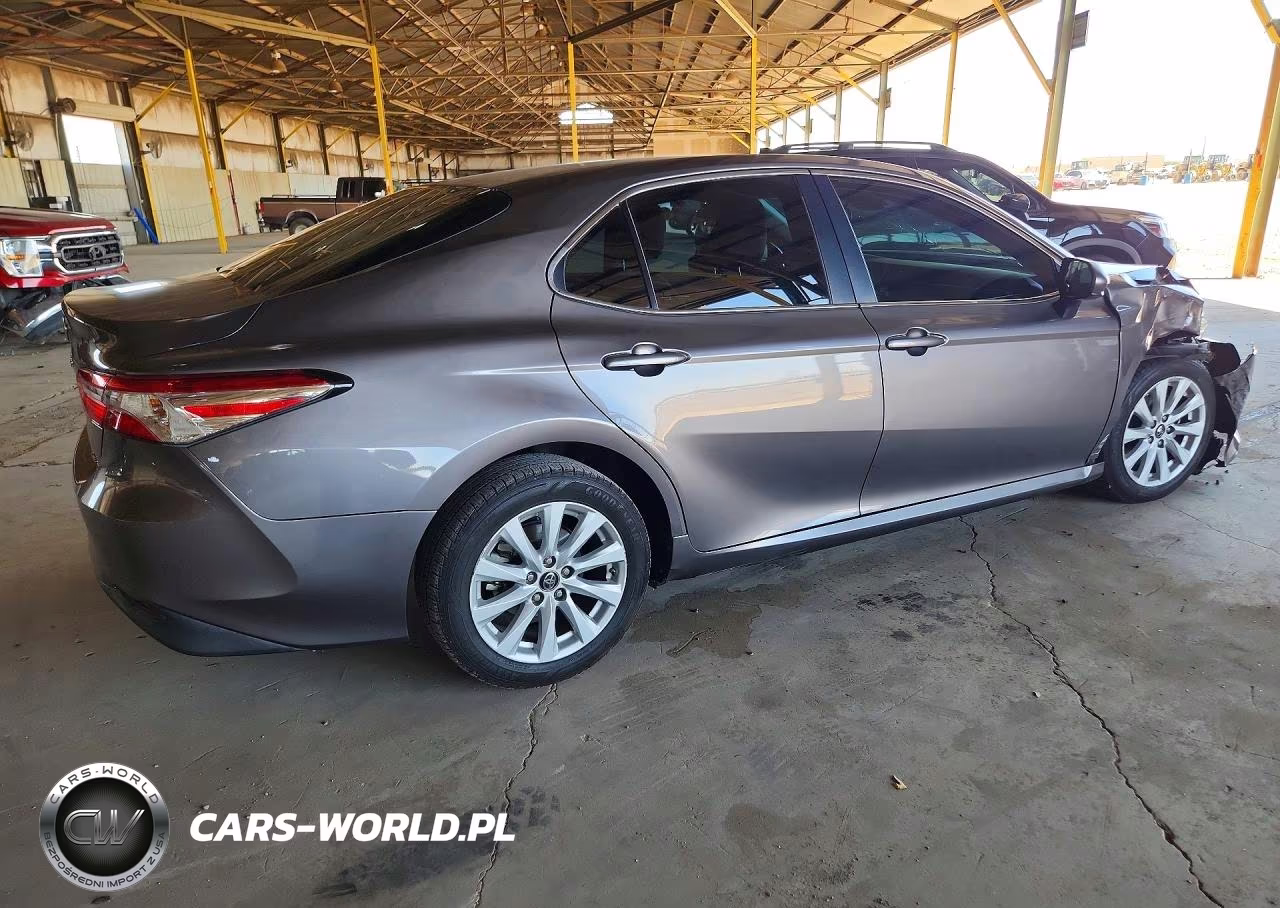 2018 Toyota Camry Le VIN:4T1B11HK0JU101739 - 3