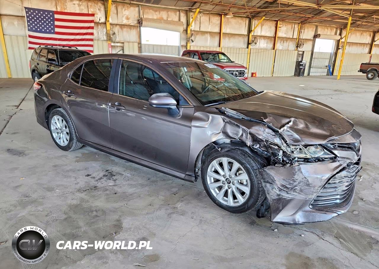2018 Toyota Camry Le VIN:4T1B11HK0JU101739 - 4