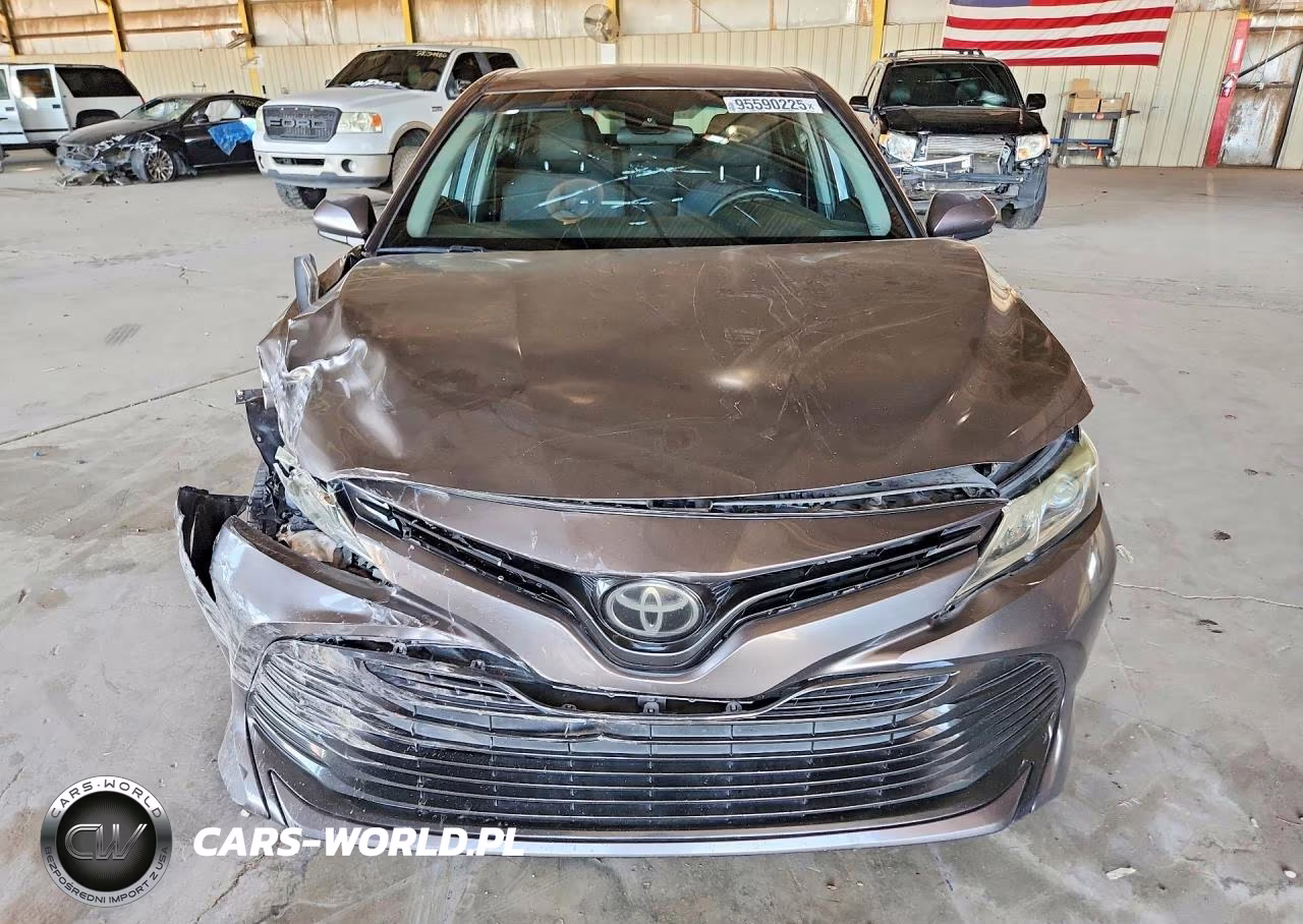 2018 Toyota Camry Le VIN:4T1B11HK0JU101739 - 5