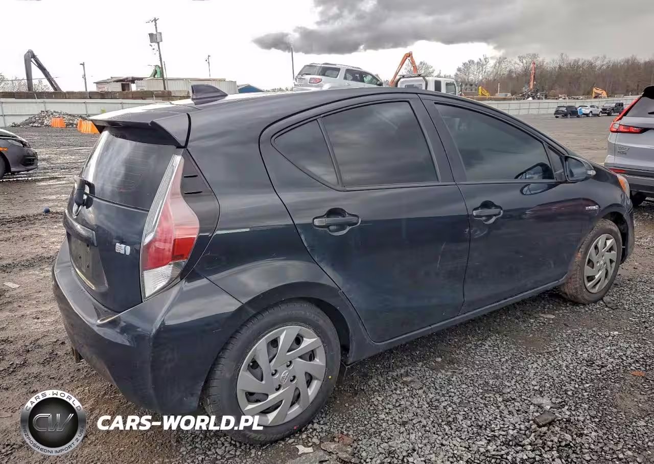 2015 Toyota Prius C VIN:JTDKDTB34F1582919 - 3