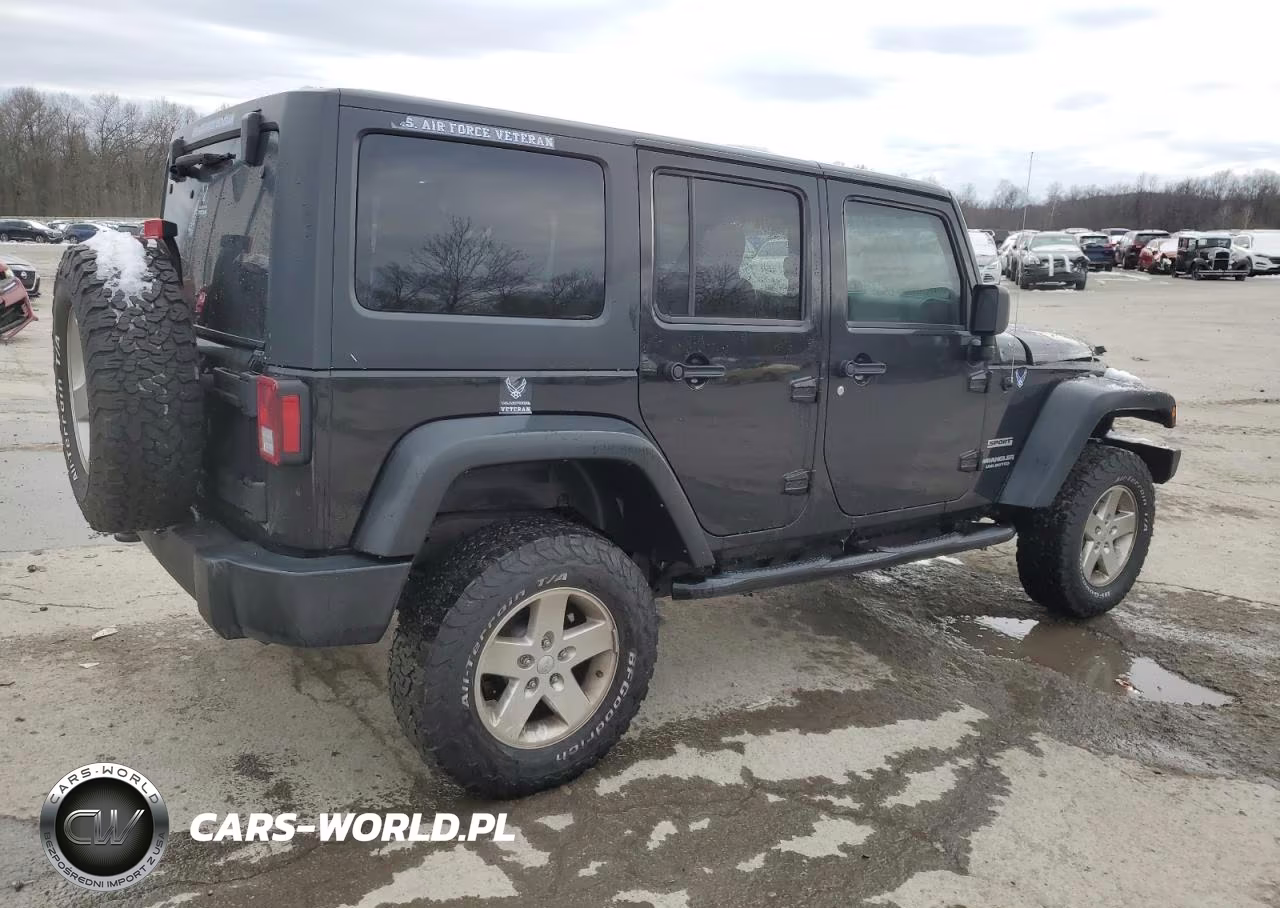 2014 Jeep Wrangler Unlimited Sport VIN:1C4BJWDG4EL100379 - 3