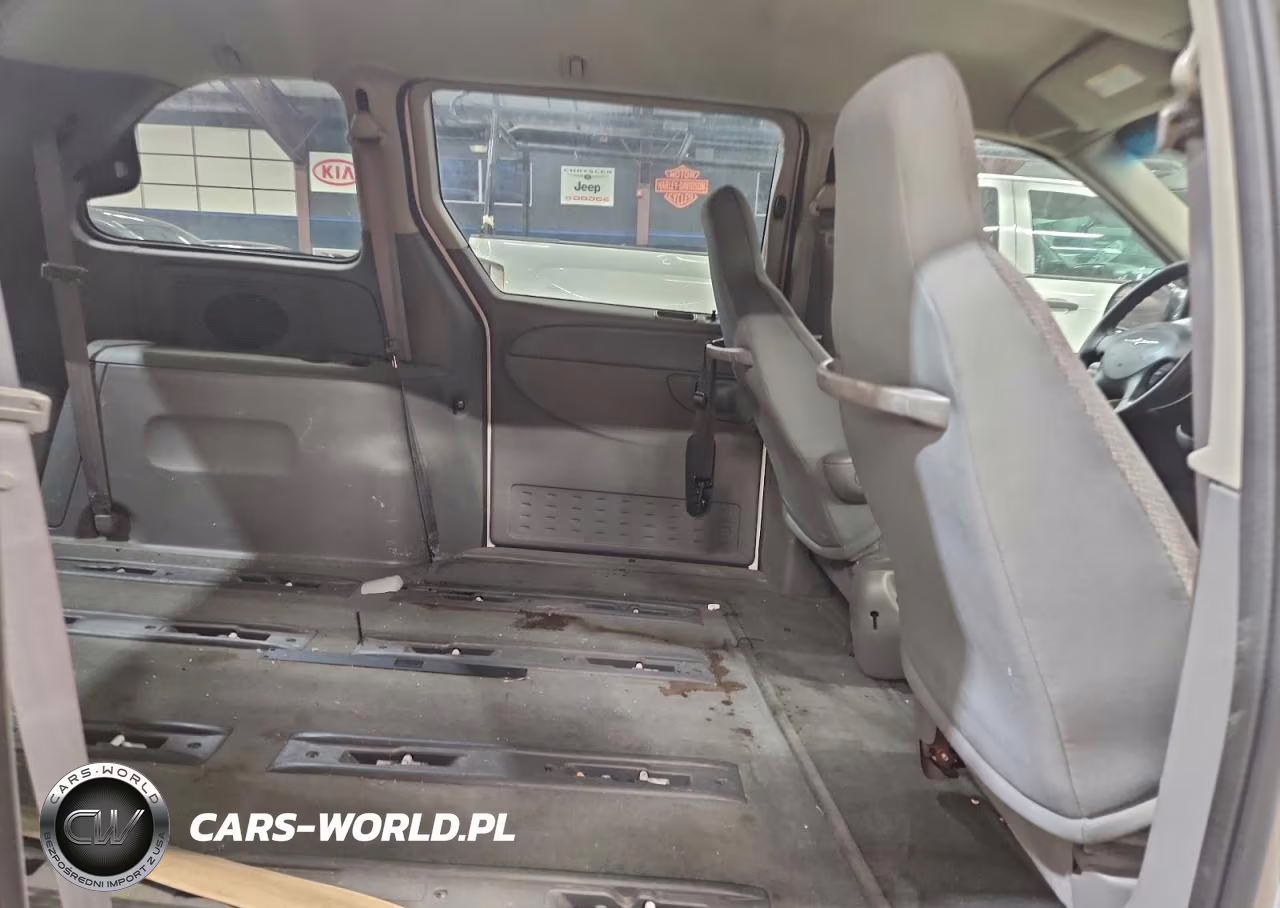 2005 Chrysler Town & Country VIN:1C4GP45R75B286028 - 11