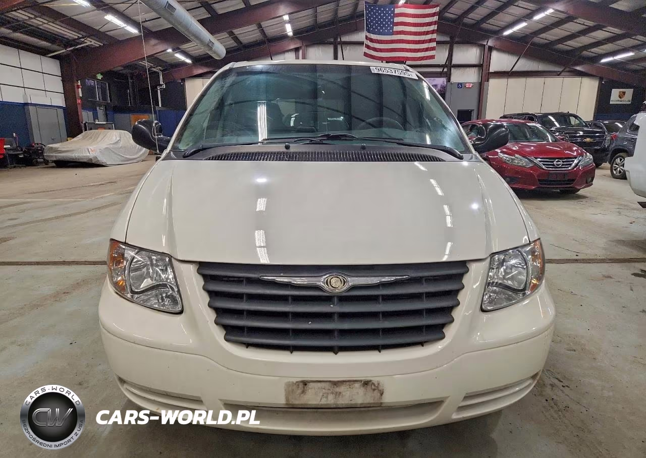 2005 Chrysler Town & Country VIN:1C4GP45R75B286028 - 5