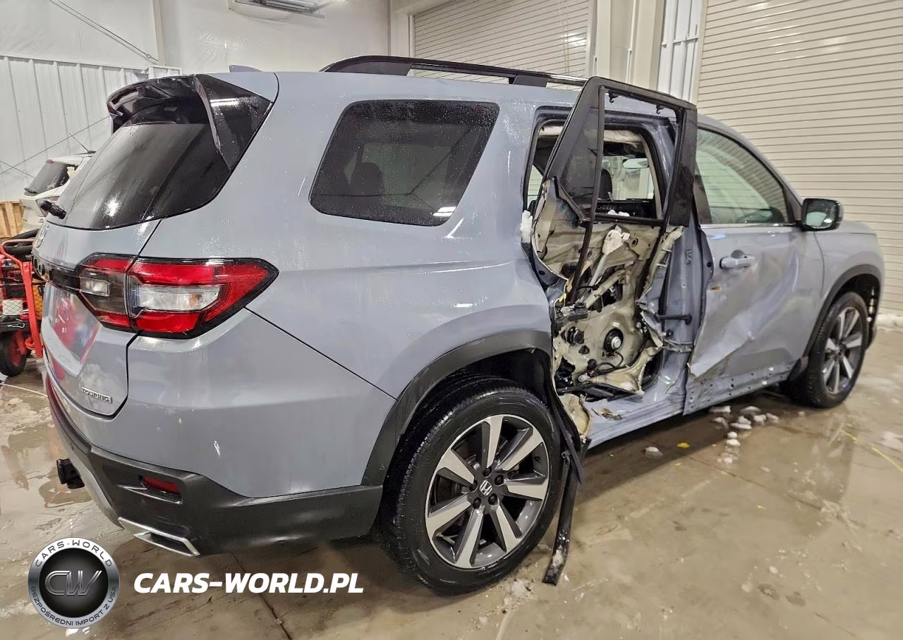 2023 Honda Pilot Touring VIN:5FNYG1H76PB008105 - 3