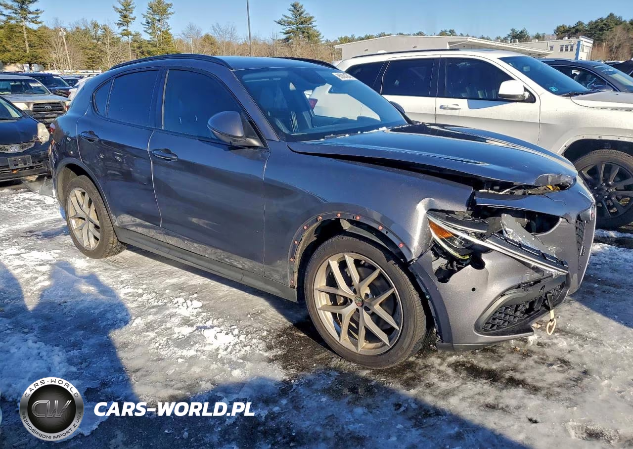2018 Alfa Romeo Stelvio Ti Sport VIN:ZASFAKNN8J7B70243 - 4