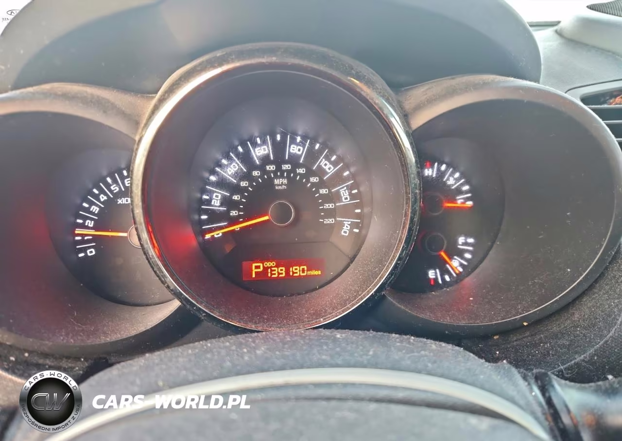 2011 Kia Soul + VIN:KNDJT2A2XB7238407 - 9