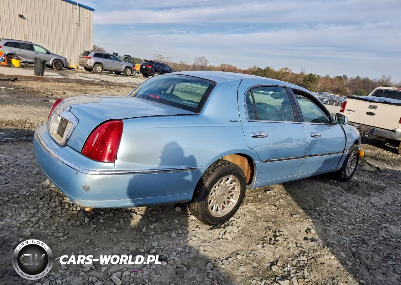 1998 Lincoln Town Car Signature VIN:1LNFM82W9WY716108 - 3