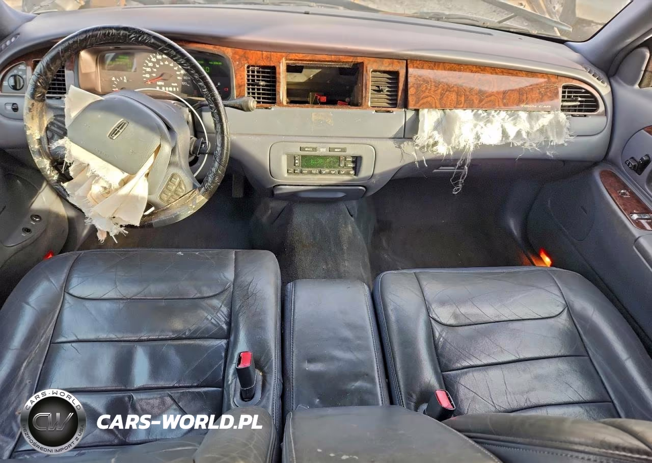 1998 Lincoln Town Car Signature VIN:1LNFM82W9WY716108 - 8