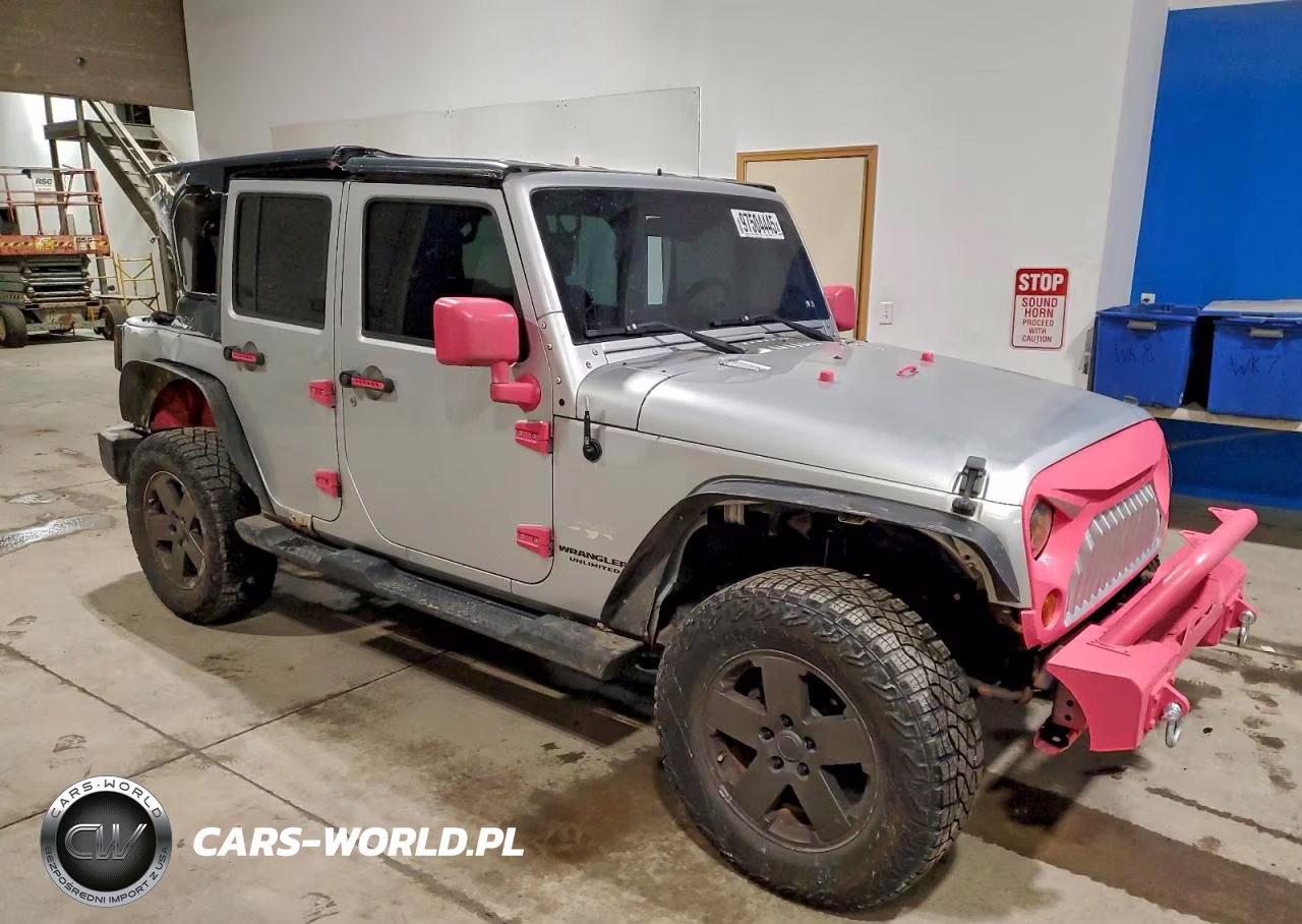 2008 Jeep Wrangler Unlimited Sahara VIN:1J4GA591X8L614787 - 4