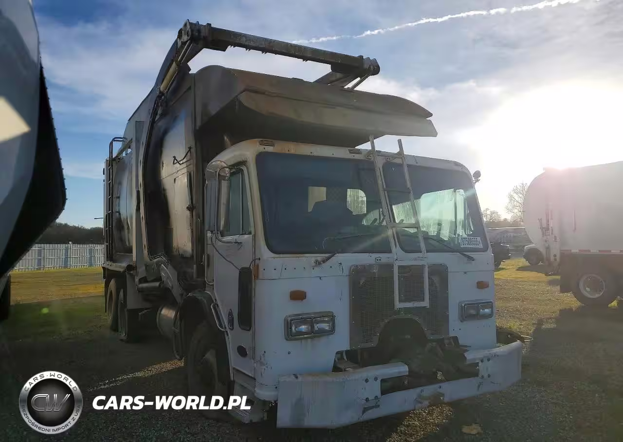 2007 Peterbilt 320 Refuse Truck
