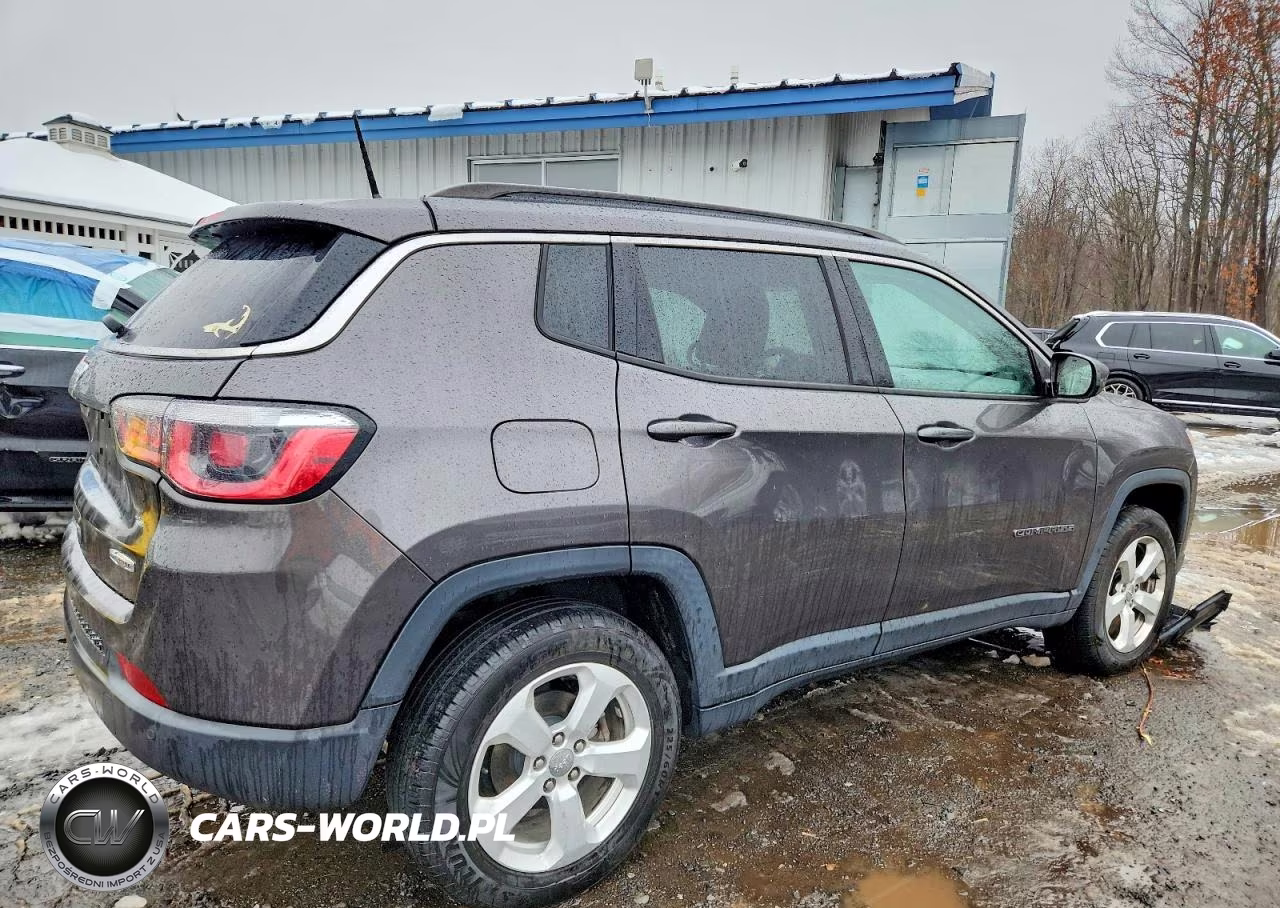 2018 Jeep Compass Latitude VIN:3C4NJDBB3JT138998 - 3