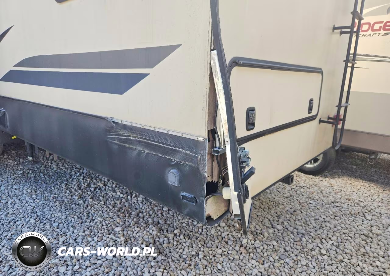 2018 Keystone Montana Camper VIN:4YDF37523JA741899 - 9