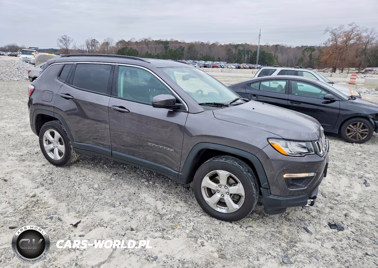 2019 Jeep Compass Latitude VIN:3C4NJDBBXKT664093 - 4