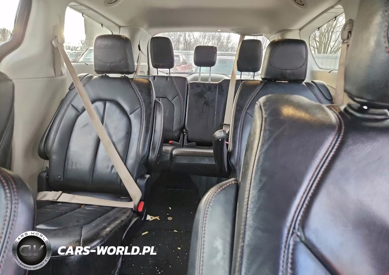 2018 Chrysler Pacifica Touring L Plus VIN:2C4RC1EG5JR228495 - 10