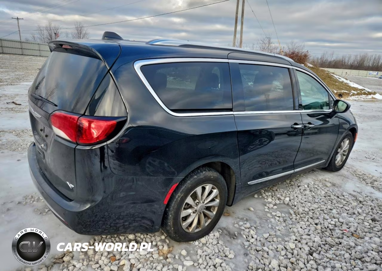 2018 Chrysler Pacifica Touring L Plus VIN:2C4RC1EG5JR228495 - 3
