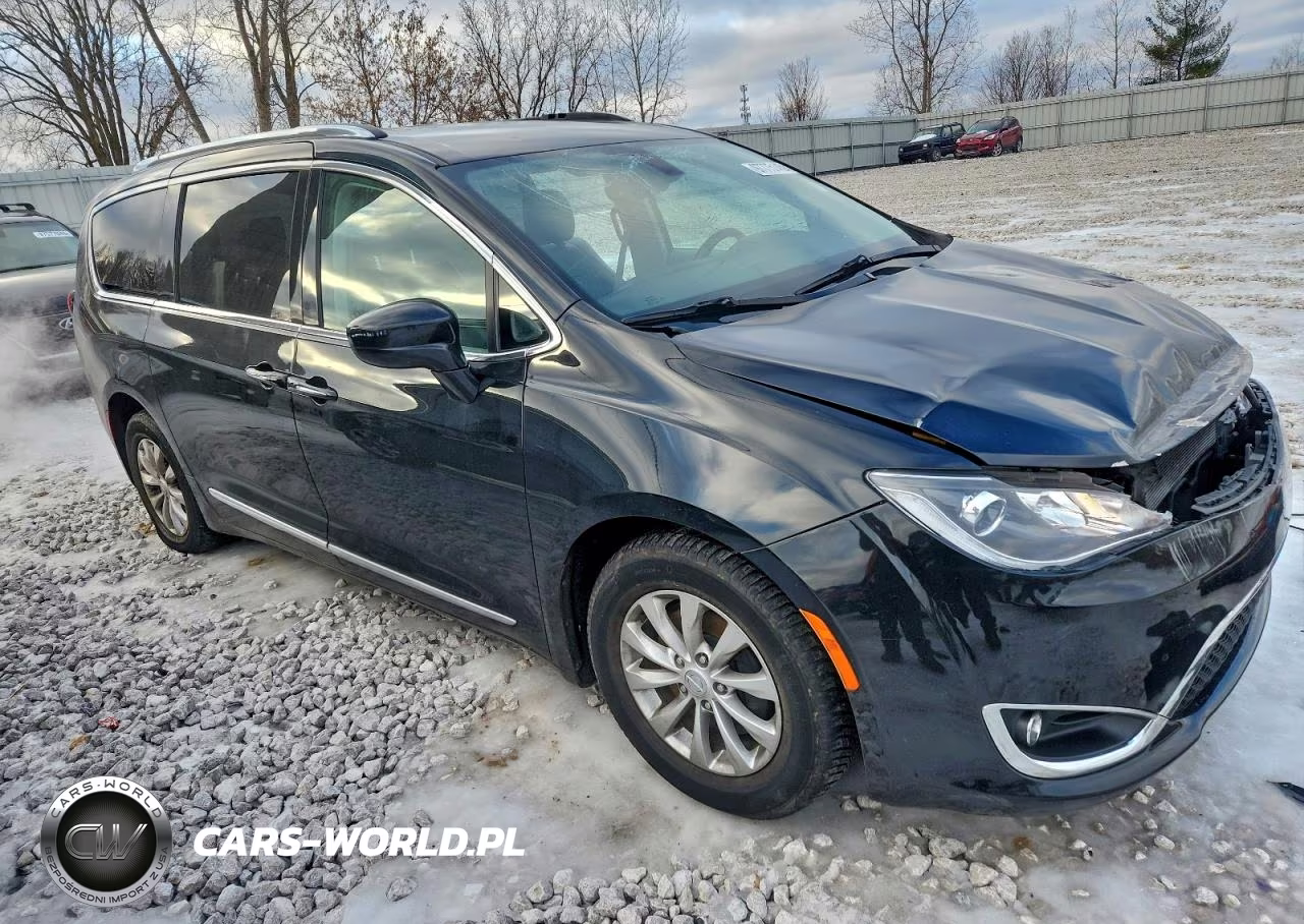 2018 Chrysler Pacifica Touring L Plus VIN:2C4RC1EG5JR228495 - 4