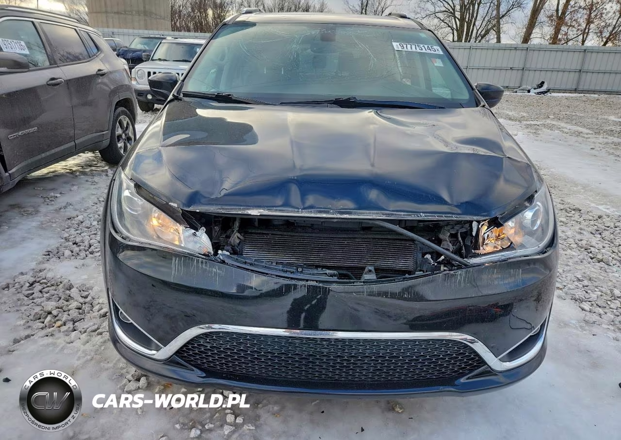 2018 Chrysler Pacifica Touring L Plus VIN:2C4RC1EG5JR228495 - 5